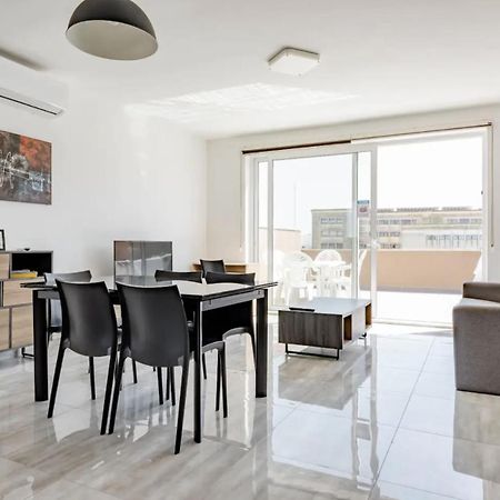 F12 Room 1, Private Room Two Single Beds Shared Bathroom In Shared Flat Msida Exteriör bild