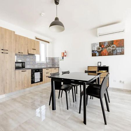 F12 Room 1, Private Room Two Single Beds Shared Bathroom In Shared Flat Msida Exteriör bild